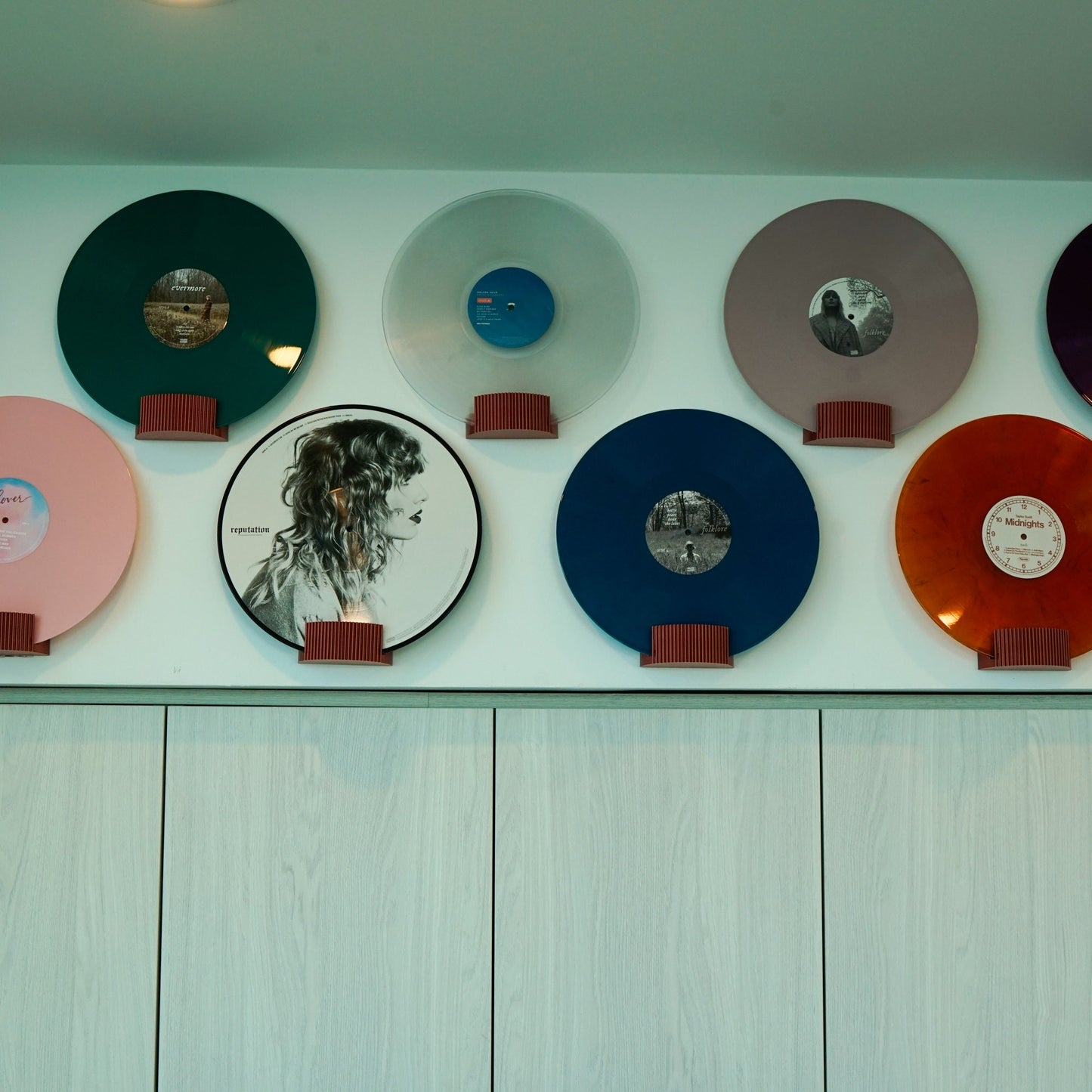 Modern Vinyl Record Storage Display, Easily Display Record Player Vinyls with Adhesive Back, Unique Ribbed Design with Curved Angle Slot